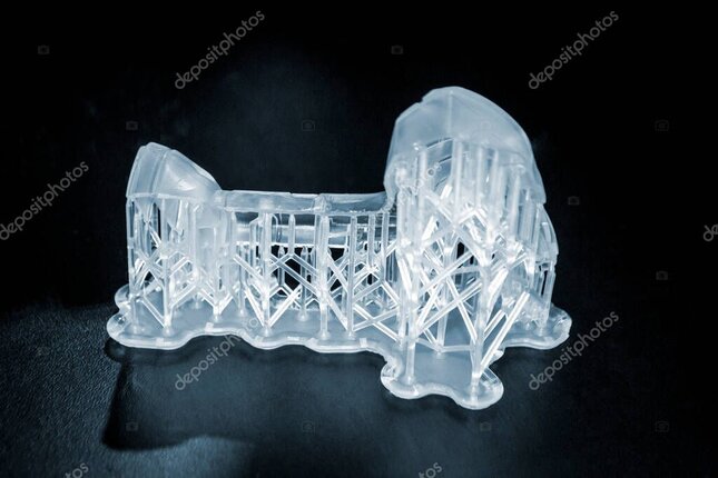 Pièces imprimées en 3D en filament et en résine côte à côte