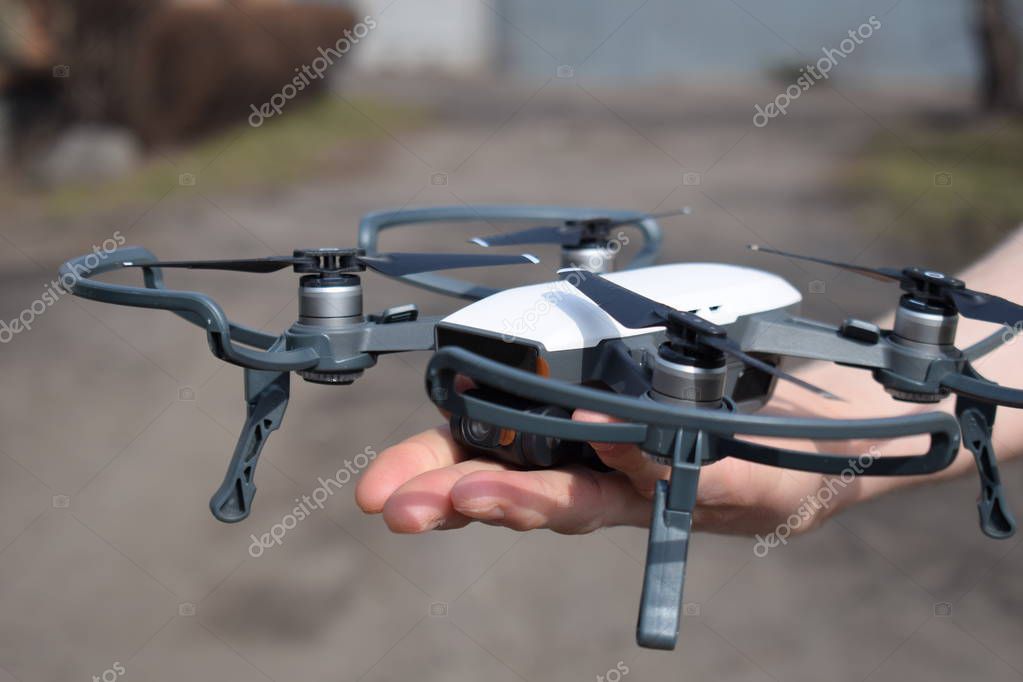 Drone en vol réalisant une prise de vue