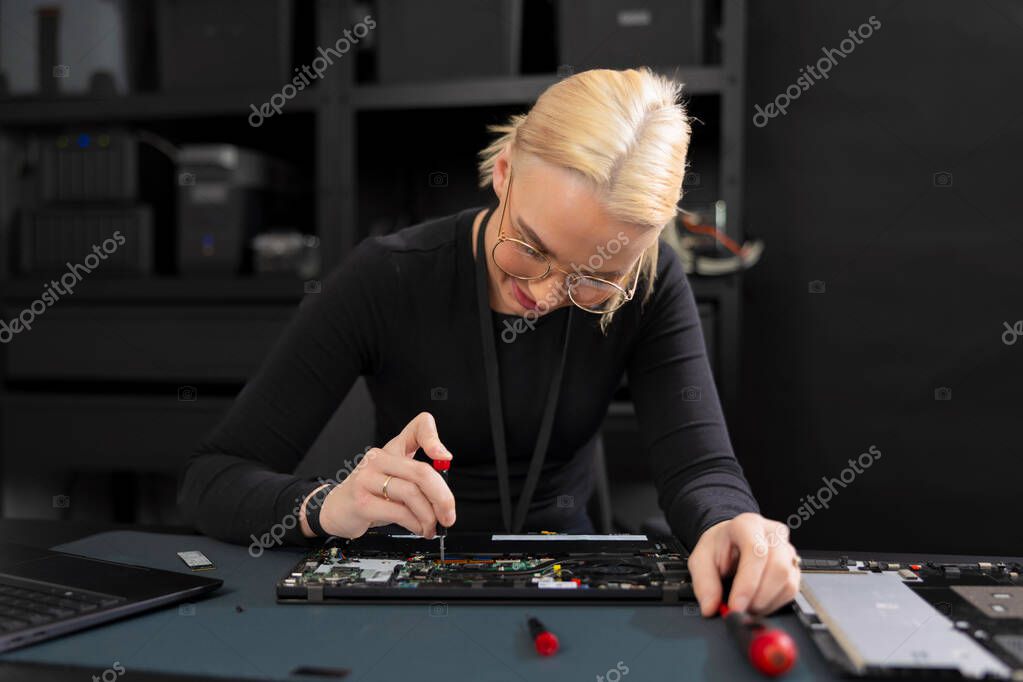 Technicien informatique intervenant sur un ordinateur portable